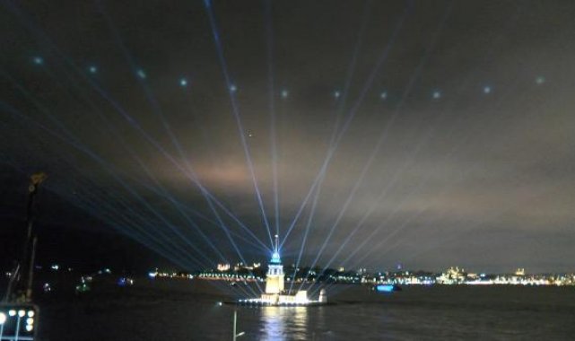 Restorasyonu tamamlanan Kız Kulesi ışık ve lazer gösterisiyle ziyarete açıldı