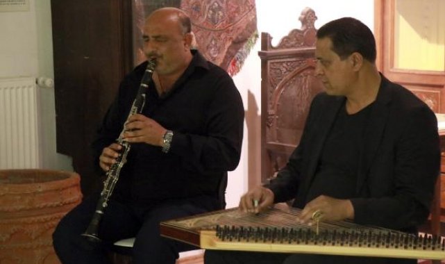 Roman müzisyenler müzede konser verdi, ziyaretçiler dans etti