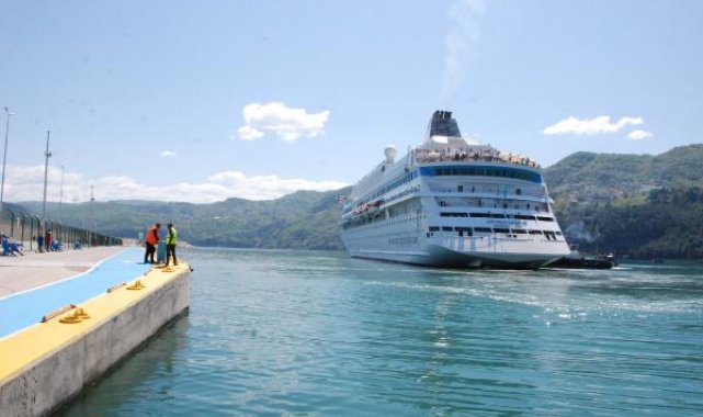 Rus turistleri getiren kruvaziyeri Bakan Yardımcısı Demircan karşıladı