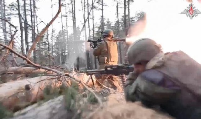 Rusya Savunma Bakanlığı, Rus askerlerinin Ukraynalı askerlerle çatıştığı anları paylaştı