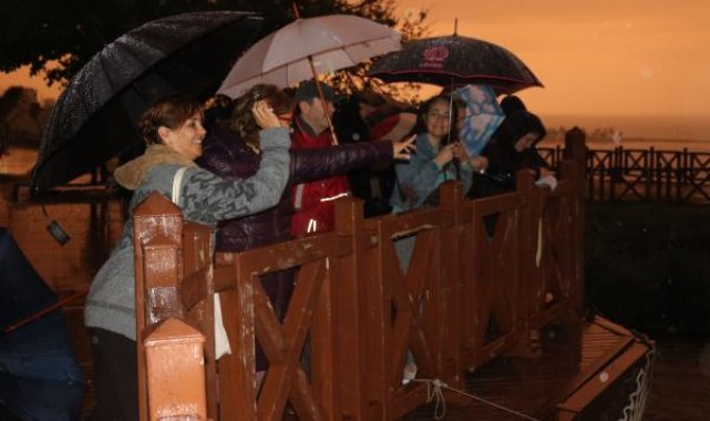 Sağanağa rağmen Hıdırellez dileklerini denizle buluşturdular