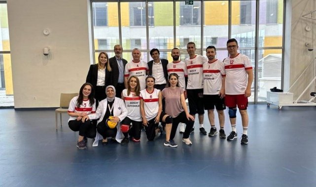 Sağlık çalışanları voleybol turnuvası ile stres attı