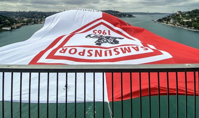 Şampiyon Samsunspor'un bayrağı İstanbul Boğazı'na asıldı