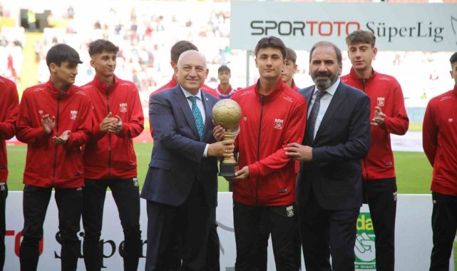 Şampiyonluk kupasını TFF Başkanı Büyükekşi verdi
