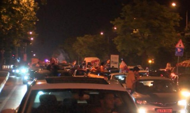 Şampiyonluk kutlaması için Galatasaray taraftarları Florya'ya akın etti
