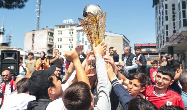 Samsunspor şampiyonluk kupasını taraftarıyla buluşturuyor