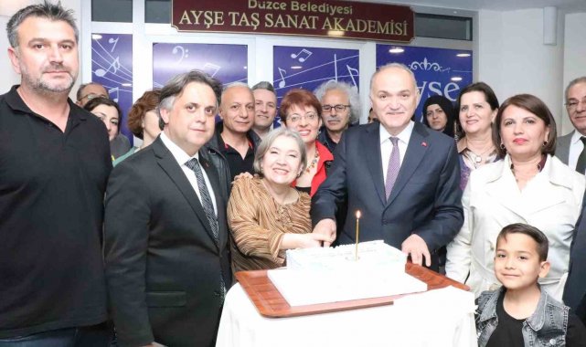 Sanat akademisinin resmi açılışını yaptı