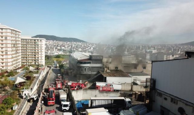 Sancaktepe'de 3 katlı mobilya atölyesinde yangın
