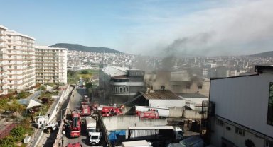 Sancaktepe'de 3 katlı mobilya atölyesinde yangın