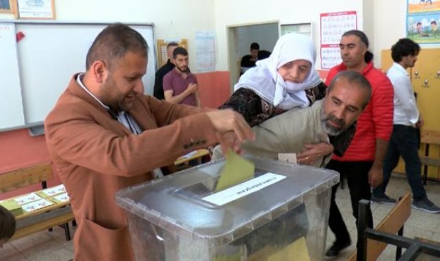 Sandık başına oğlunun sırtında gitti