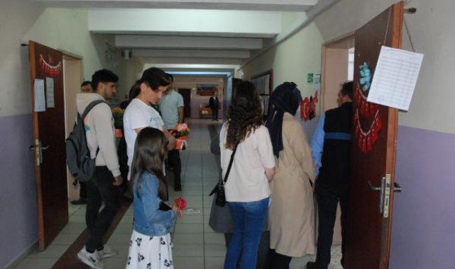 Sandık başında görevli anneye kızından 'Anneler Günü' sürprizi