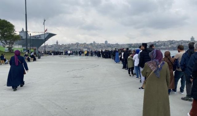 Sarayburnu'ndaki TCG Anadolu'da 19 Mayıs yoğunluğu