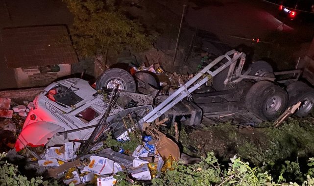 Sarıyer'de kamyon 10 metreden aşağıya uçtu: 1 yaralı