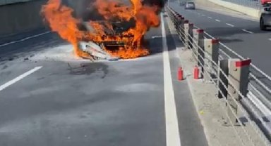 Sarıyer'de seyir halindeki otomobil alev alev yandı