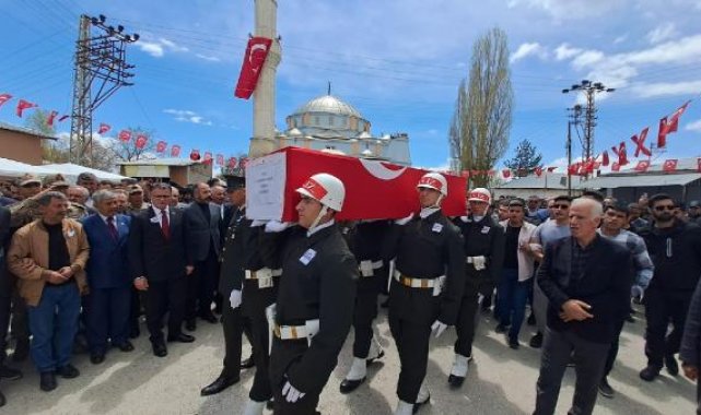 Şehit Koçak'a, nişanlısı ve annesinden el ele uğurlama