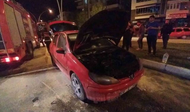 Seyir halindeki otomobil alev aldı
