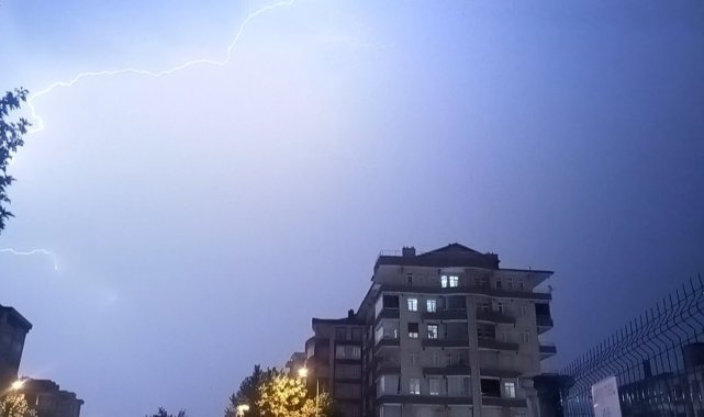 Şiddetli yağmurla birlikte çakan şimşekler gökyüzünü böyle aydınlattı