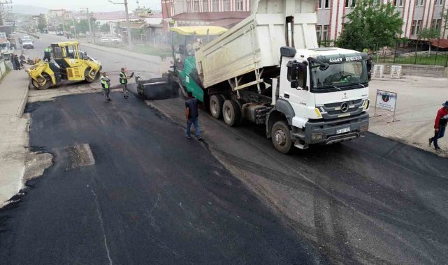 Siirt Belediyesi kent genelinde 40 bin ton asfalt kullanarak yoları onarıyor