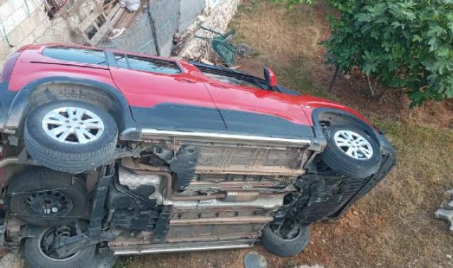 Siirt'te hafif ticari araç, 3 metre yükseklikten evin bahçesine uçtu