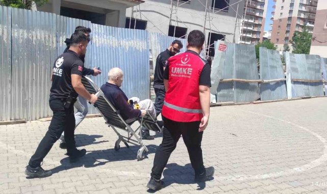 Siirt'te hasta ve yaşlı seçmenler oy kullanmaya götürüldü