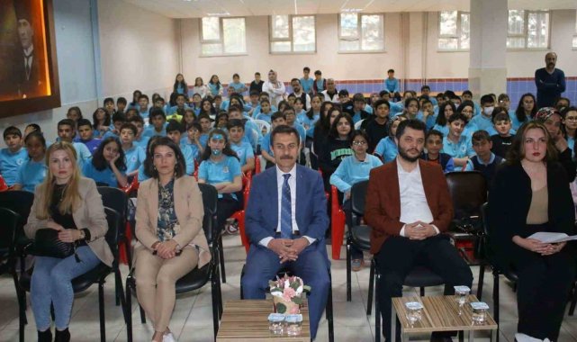 Âşık Veysel, türküleriyle anıldı