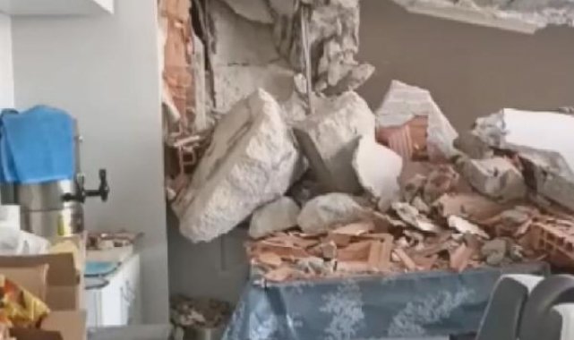 Silivri'de yıkım sırasında yan binadaki berber dükkanının duvarı yıkıldı