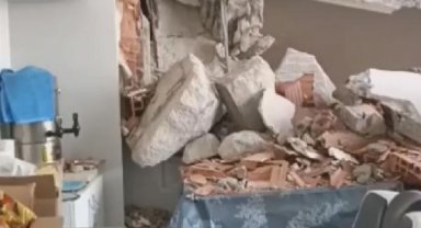 Silivri'de yıkım sırasında yan binadaki berber dükkanının duvarı yıkıldı