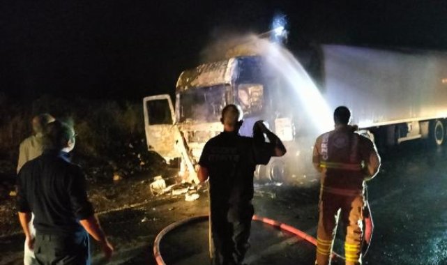 Şırnak'ta seyir halinde alev alan TIR yandı