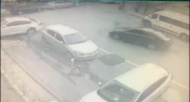 Şişli'de yayalara çarpan otomobilin polisten kaçtığı anlar kamerada