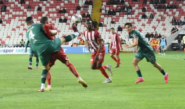 Sivasspor ligde kalmayı garantiledi