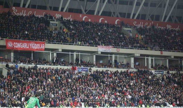 Sivassporlu taraftarlar stadyumun büyük bölümünü doldurdu