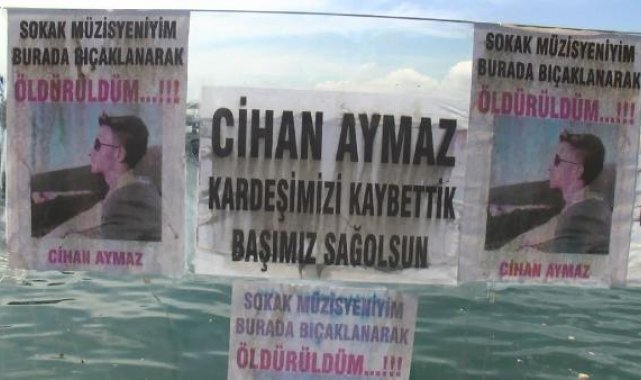Sokak müzisyeni Cihan Aymaz'ın öldürüldüğü yere çiçek ve müzik aletleri bırakıldı