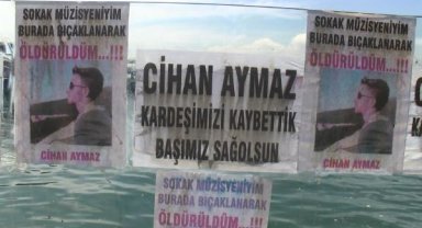 Sokak müzisyeni Cihan Aymaz'ın öldürüldüğü yere çiçek ve müzik aletleri bırakıldı