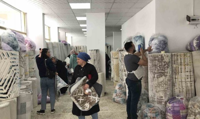 Su basan depoda ıslanan halıları zararına satışa çıkarttı