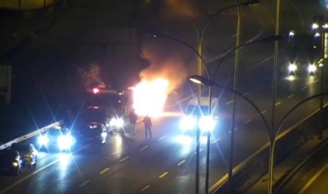 Sultanbeyli TEM Otoyolu'nda otomobil alev alev yandı
