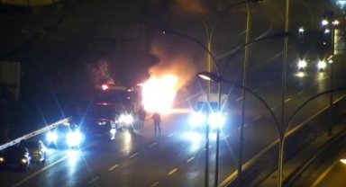Sultanbeyli TEM Otoyolu'nda otomobil alev alev yandı