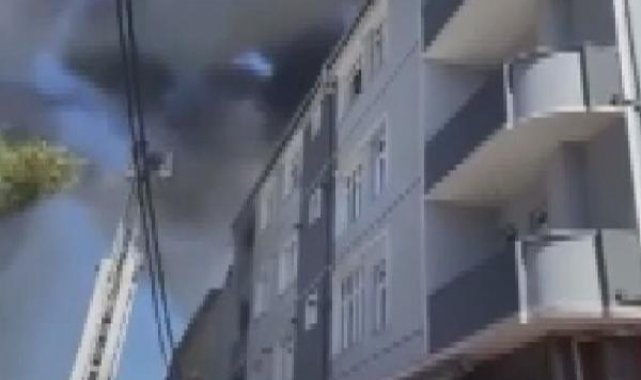 Sultanbeyli'de apartmanın çatısında yangın -1