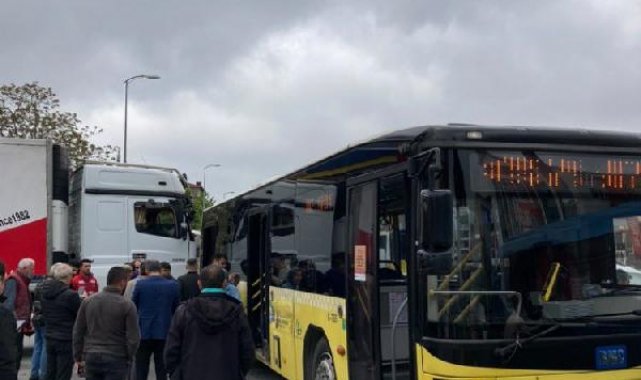 Sultanbeyli'de İETT otobüsü ile kamyonun karıştığı kaza kamerada
