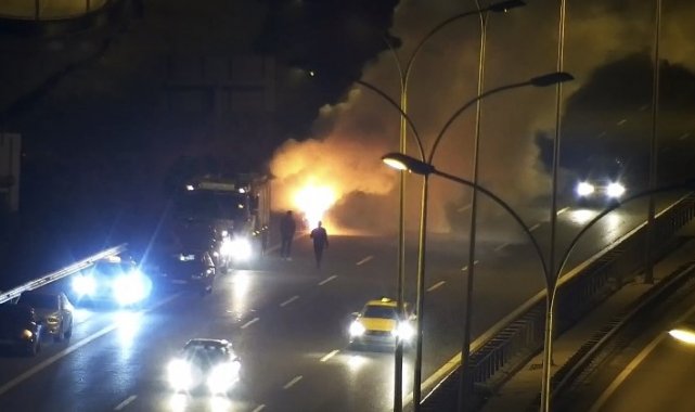 Sultanbeyli'de otomobil alev alev yandı