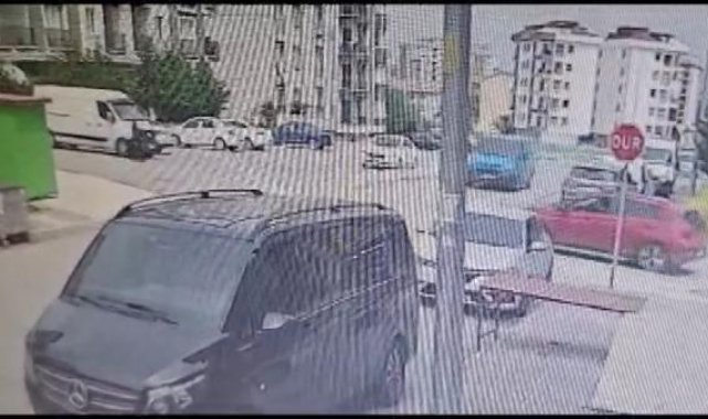 Sultanbeyli'de panelvan ile otomobilin çarpıştığı kaza kamerada