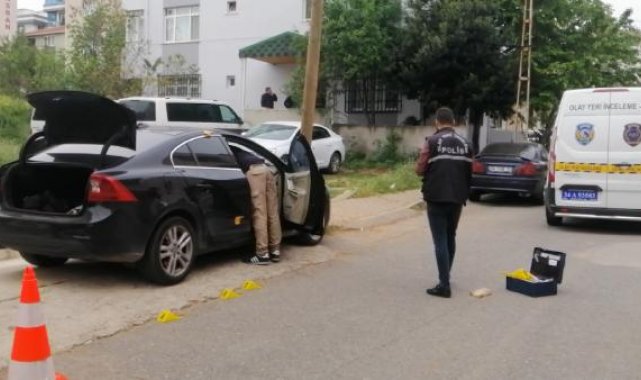 Sultanbeyli'de park halindeki otomobile kurşun yağdırdılar