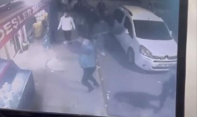 Sultangazi'de iki grup arasında falçatalı, tekmeli kavga kamerada