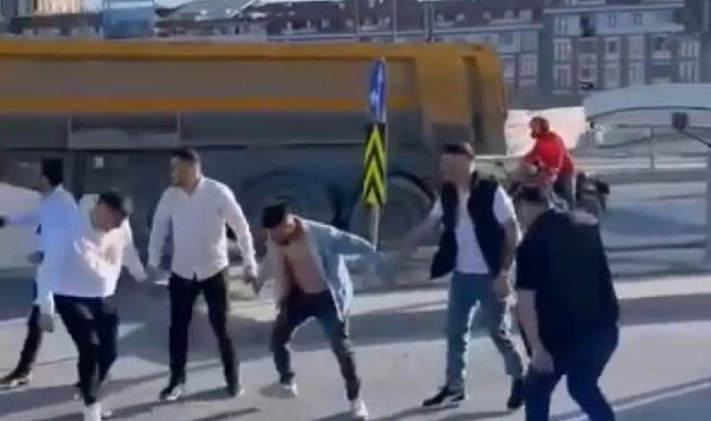 Sultangazi'de trafikte TIR'ı yol ortasına bıraktı, horona katıldı