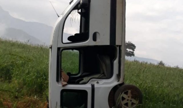 Takla atan araç dik durdu; sürücünün oğlu yaralandı
