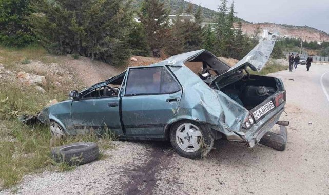 Takla atan otomobil metal yığınına döndü: 2 yaralı