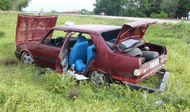Taklalar atarak tarım arazisine giren otomobilin sürücüsü yaralandı