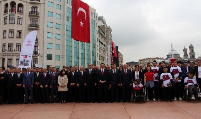 Taksim Cumhuriyet Anıtı'nda 19 Mayıs töreni