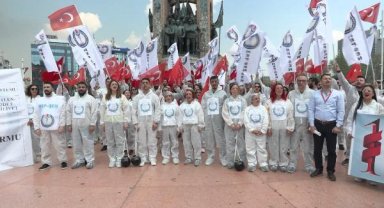 Taksim Meydanı'na gelen sendika üyeleri çelenk bırakıp basın açıklaması yaptı
