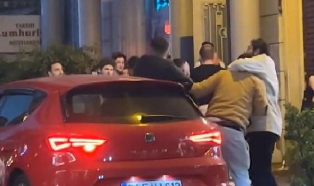 Taksim'de iki grubun tekmeli yumruklu kavgası kamerada