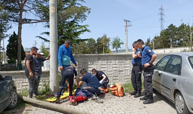 Tamirat için çıktığı direkle beraber yere düştü